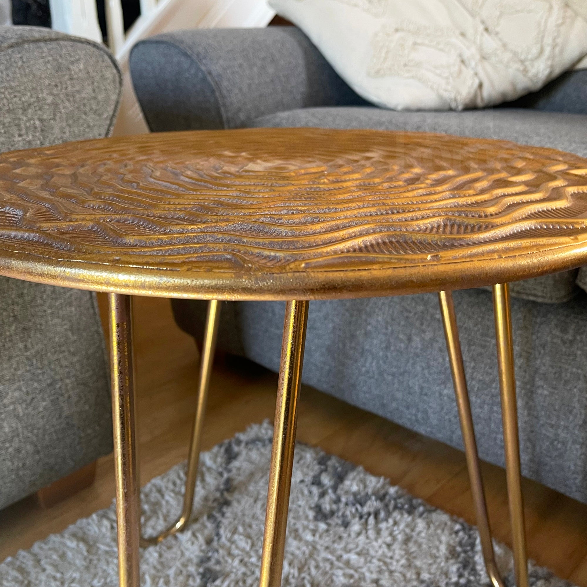 Goldener Wave-Beistelltisch