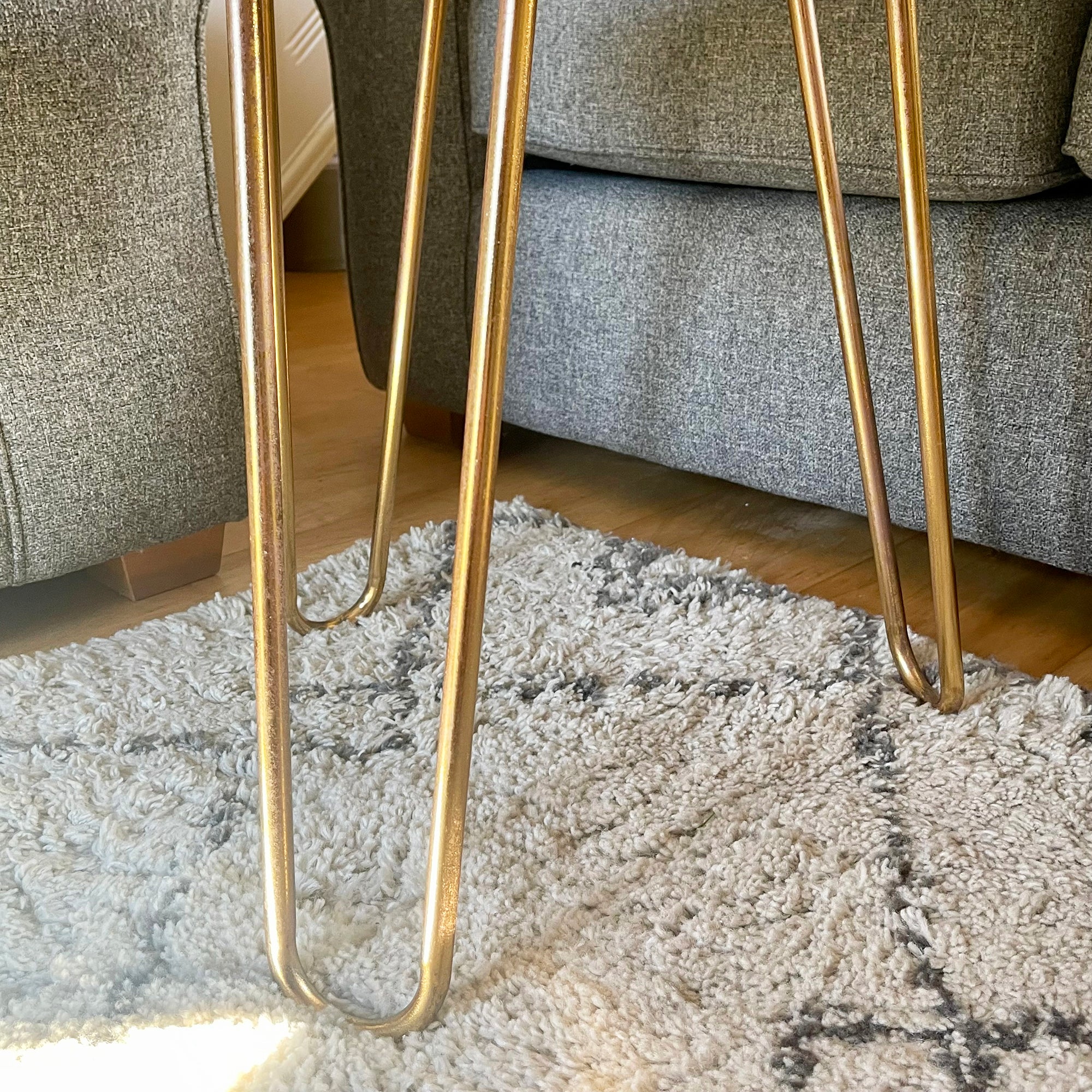 Goldener Wave-Beistelltisch