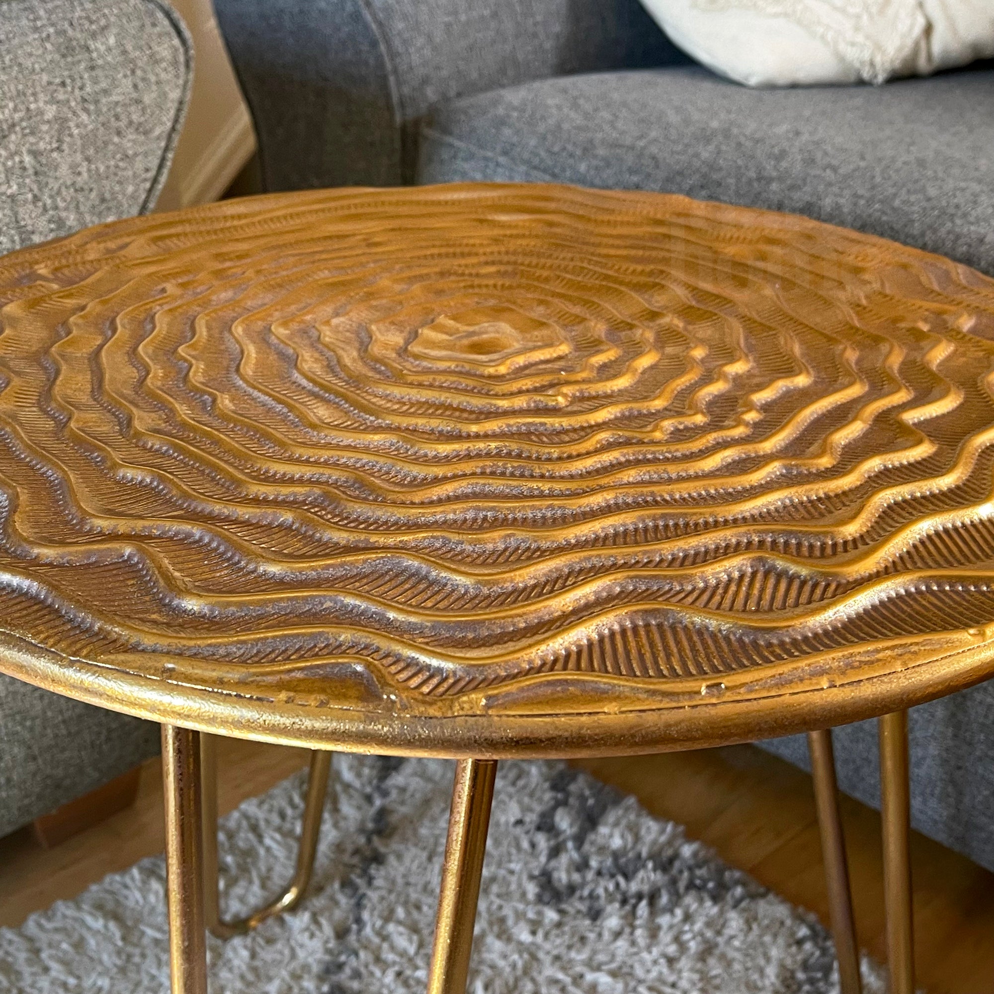 Goldener Wave-Beistelltisch