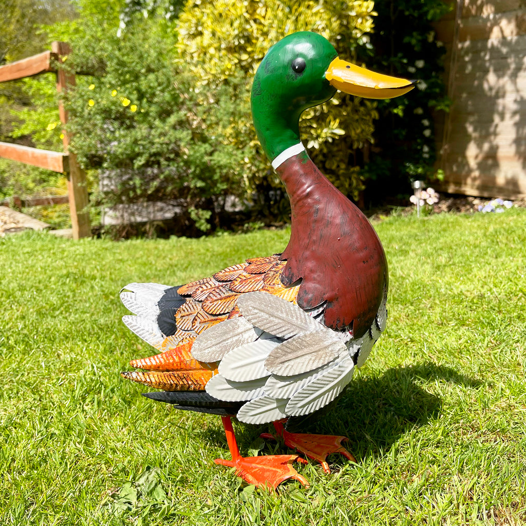 Dunkelbraune Stockenten-Gartendekoration