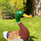 Dunkelbraune Stockenten-Gartendekoration