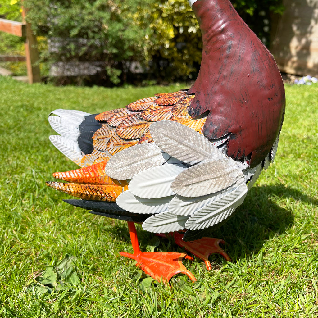 Dunkelbraune Stockenten-Gartendekoration