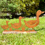 Rostige Enten-Gartendekoration auf Holzständer