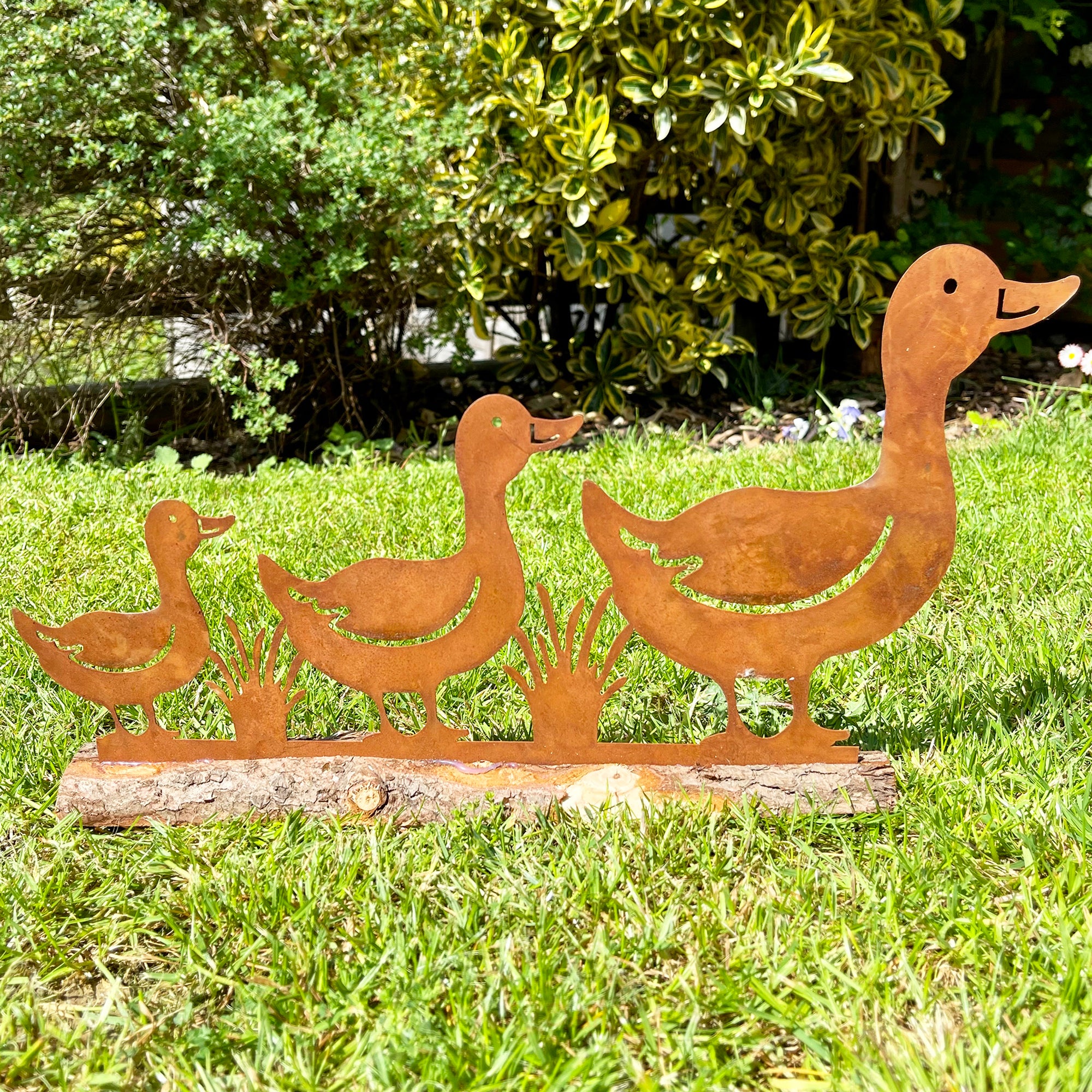 Rostige Enten-Gartendekoration auf Holzständer