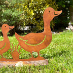Rostige Enten-Gartendekoration auf Holzständer