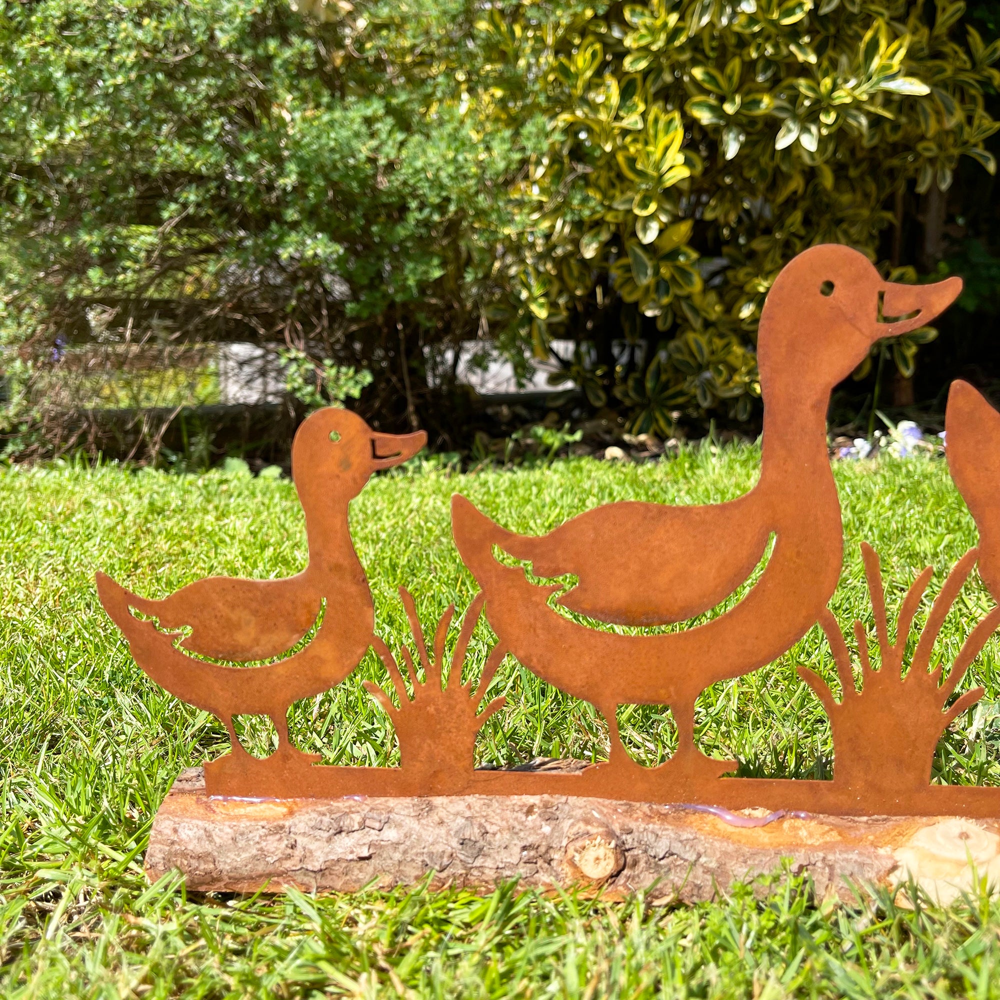 Rostige Enten-Gartendekoration auf Holzständer