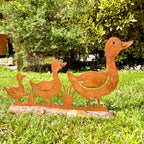 Rostige Enten-Gartendekoration auf Holzständer