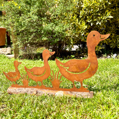 Rostige Enten-Gartendekoration auf Holzständer