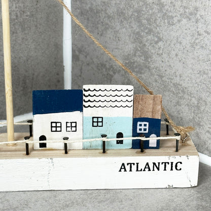 Blaue Bootshäuser aus Holz als Ornament