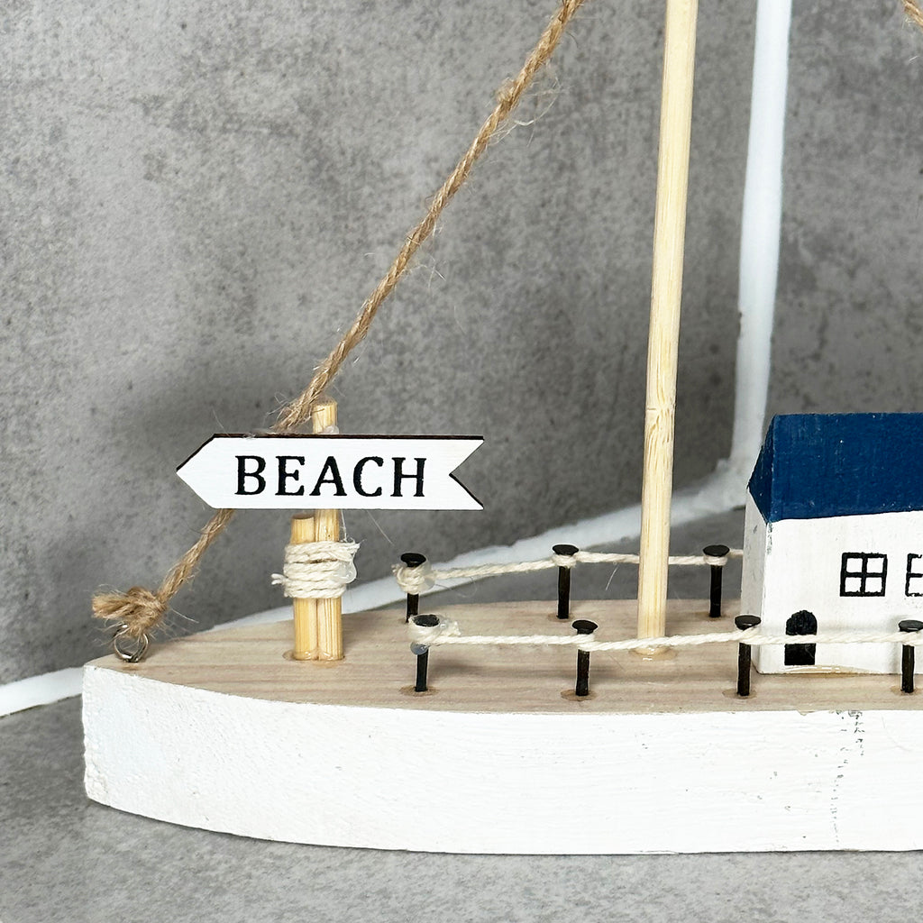 Blaue Bootshäuser aus Holz als Ornament