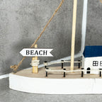 Blaue Bootshäuser aus Holz als Ornament