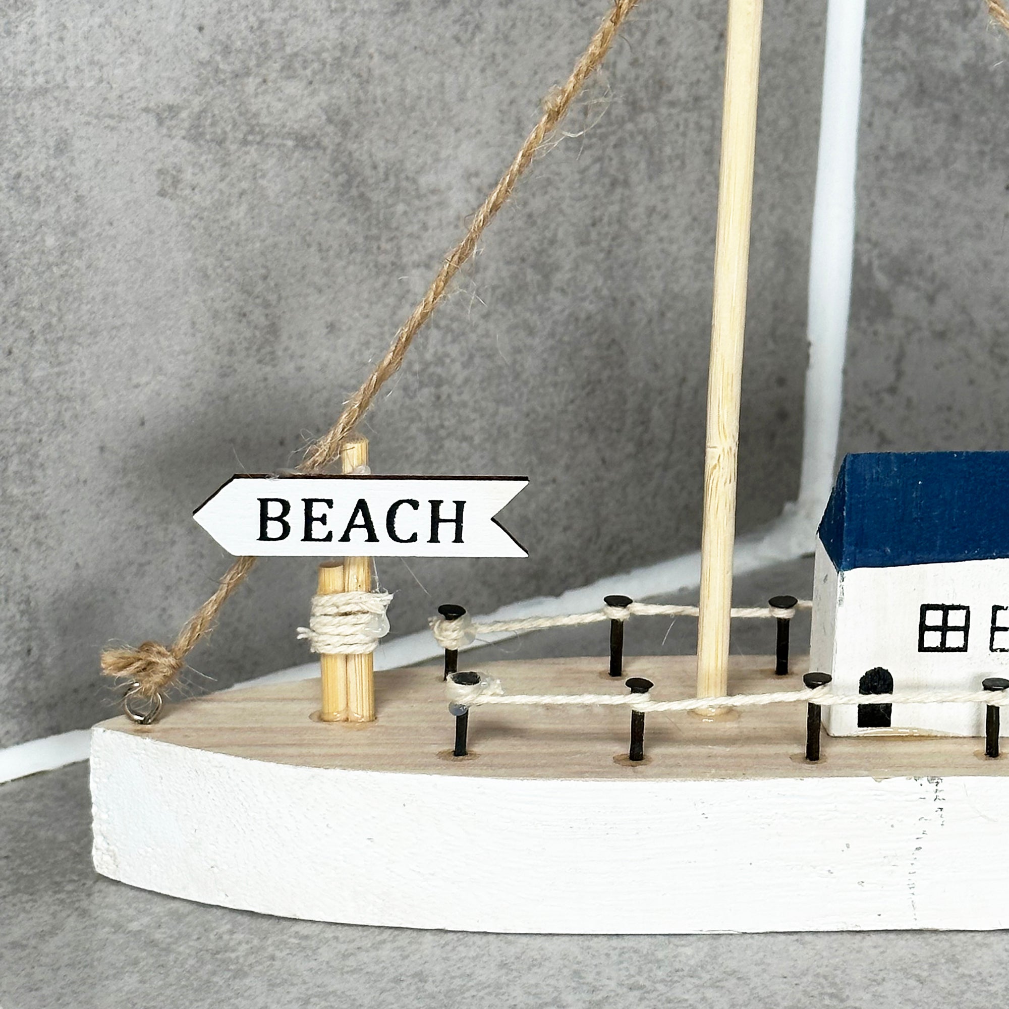 Blaue Bootshäuser aus Holz als Ornament