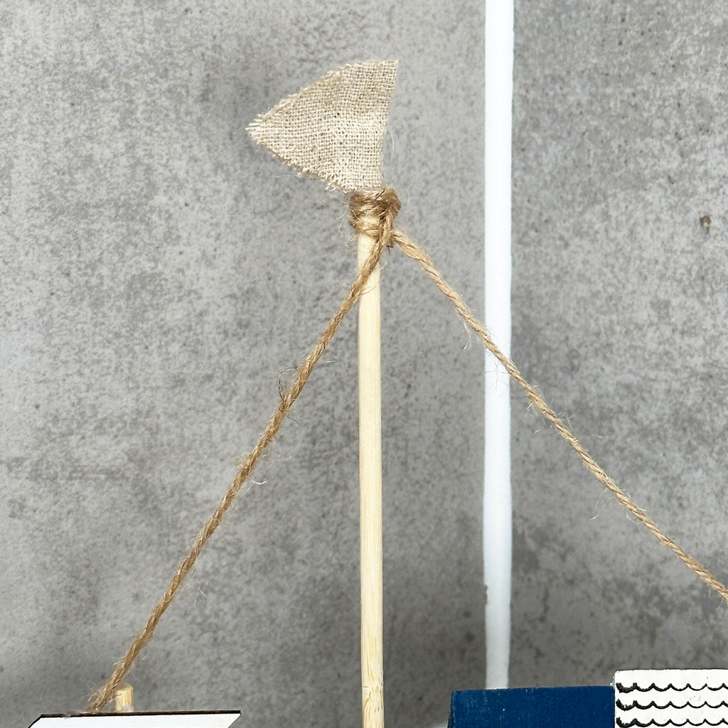 Blaue Bootshäuser aus Holz als Ornament
