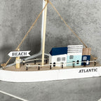 Blaue Bootshäuser aus Holz als Ornament