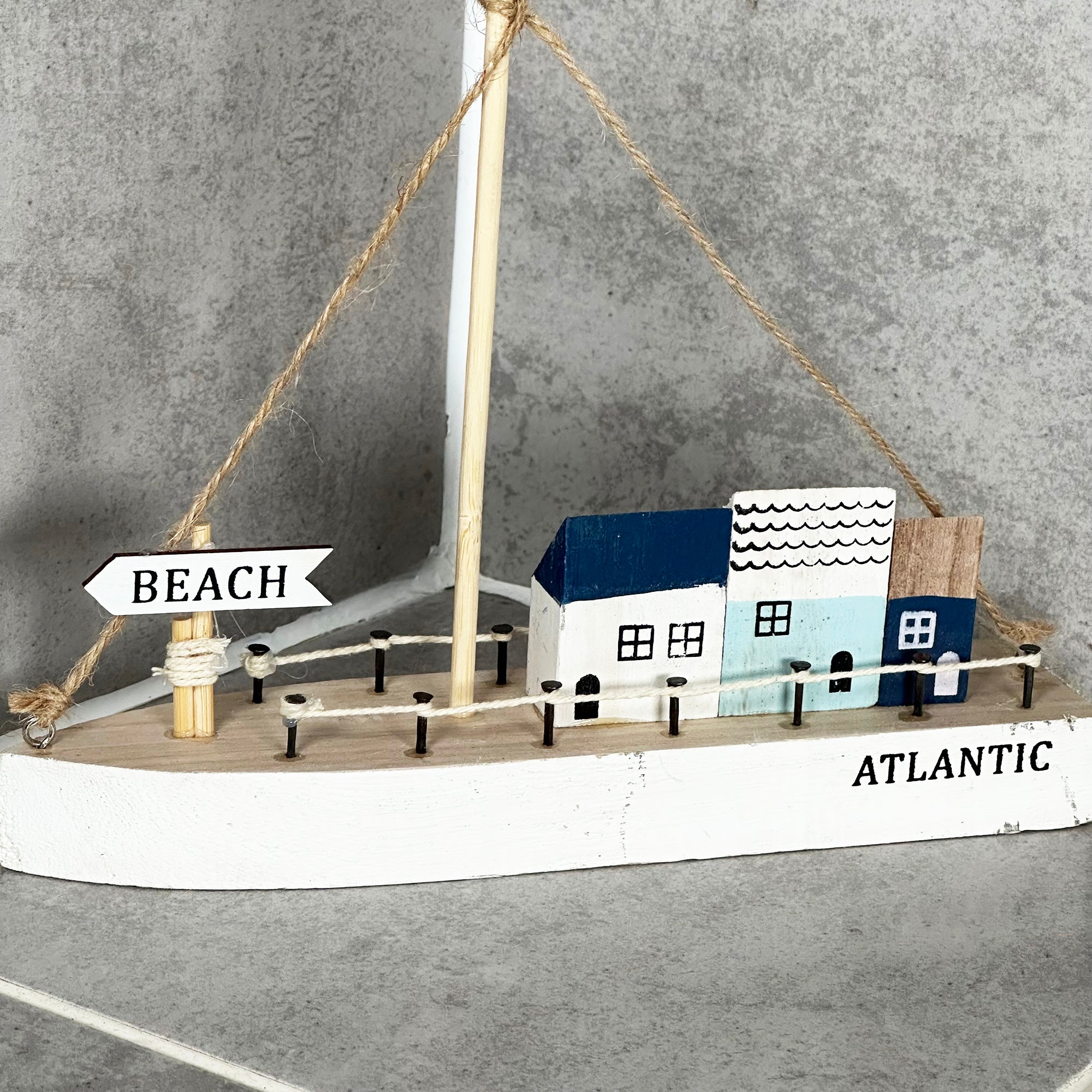 Blaue Bootshäuser aus Holz als Ornament