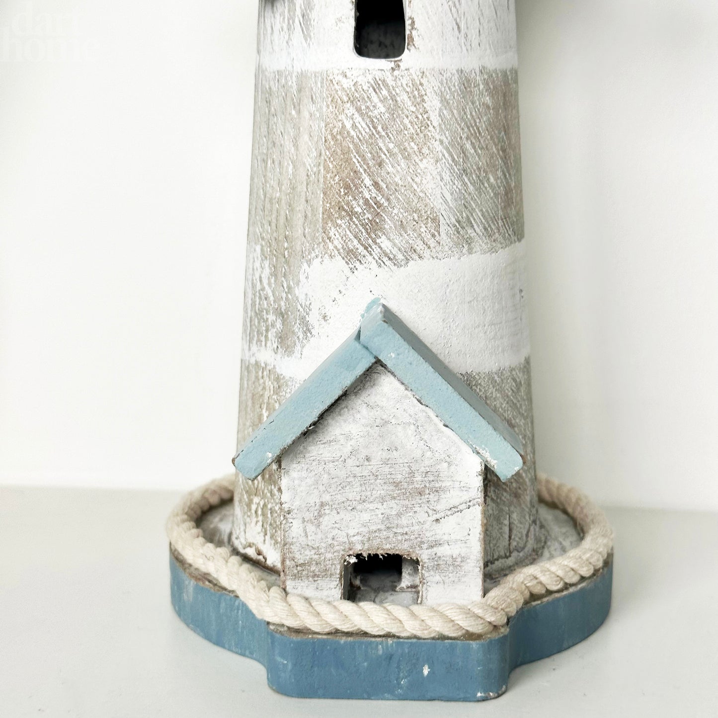 Hellblaues Leuchtturm-Ornament aus Holz