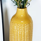 Senffarbene Chevron-Flaschenvase aus Keramik