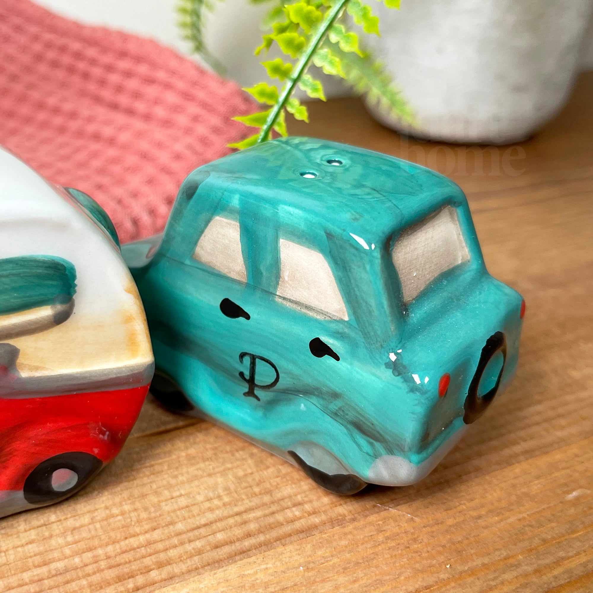 Car & Caravan Salt And Pepper Shaker Set