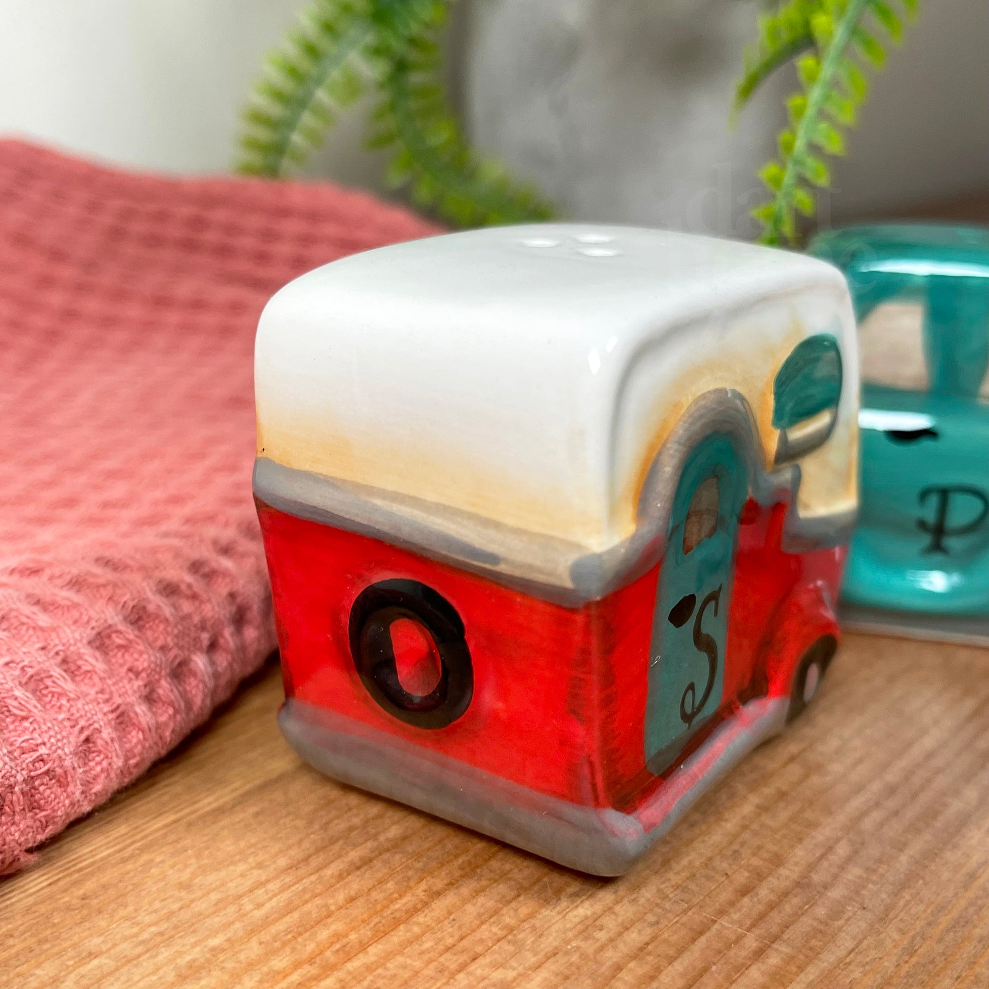 Car & Caravan Salt And Pepper Shaker Set