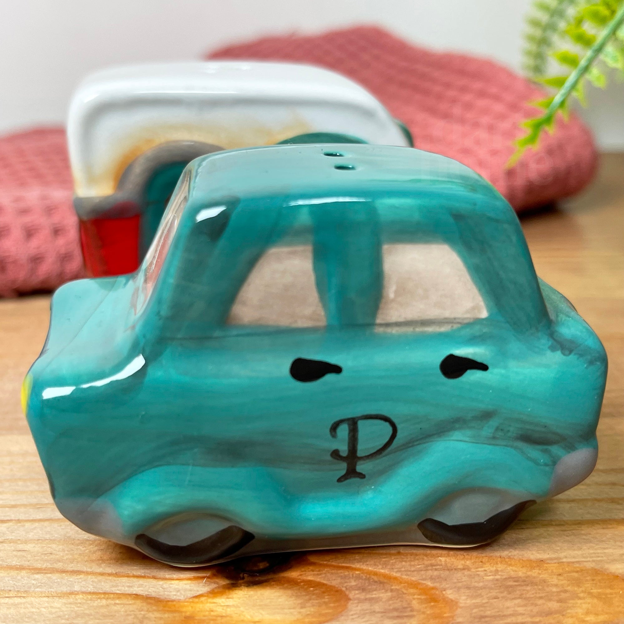 Car & Caravan Salt And Pepper Shaker Set