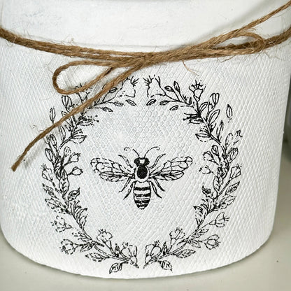 Weißer runder Bienentopf aus Zement