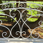 Antike weiße Gartenbank