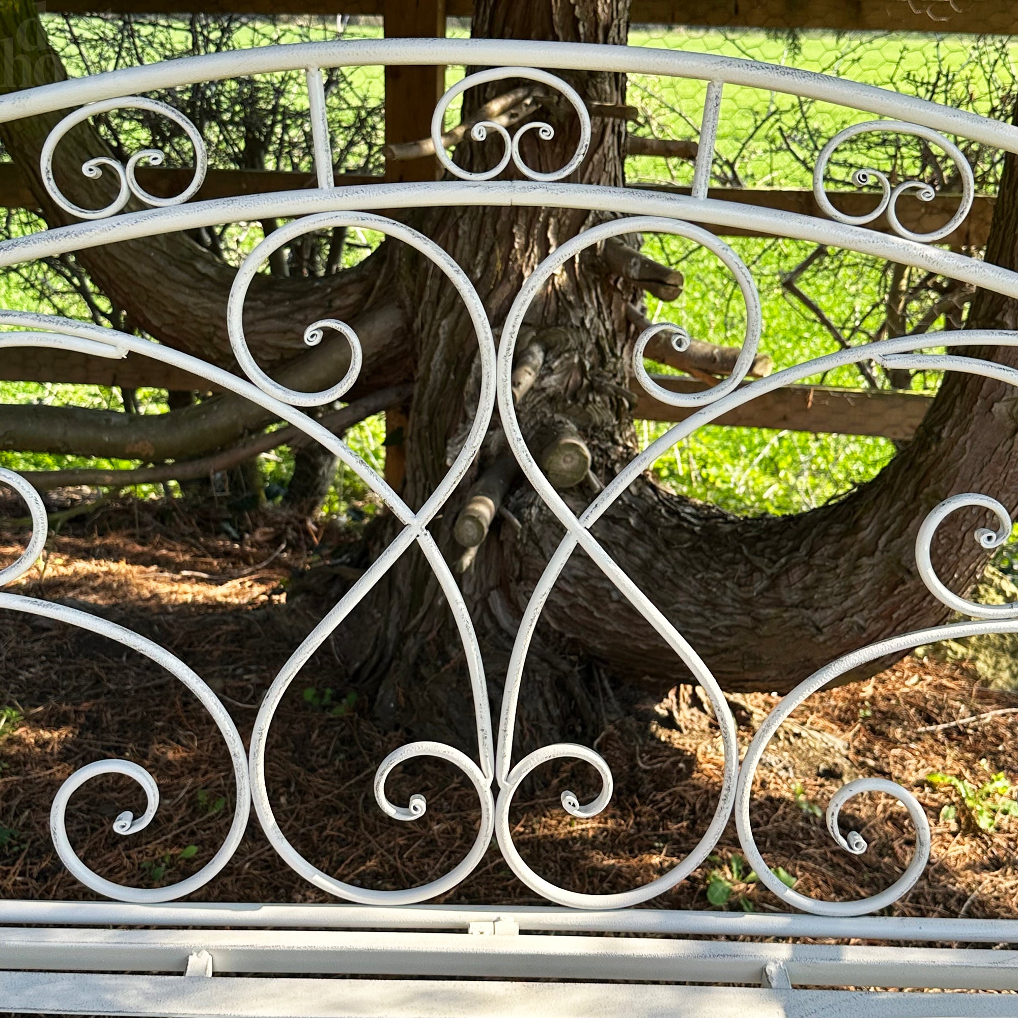 Antike weiße Gartenbank