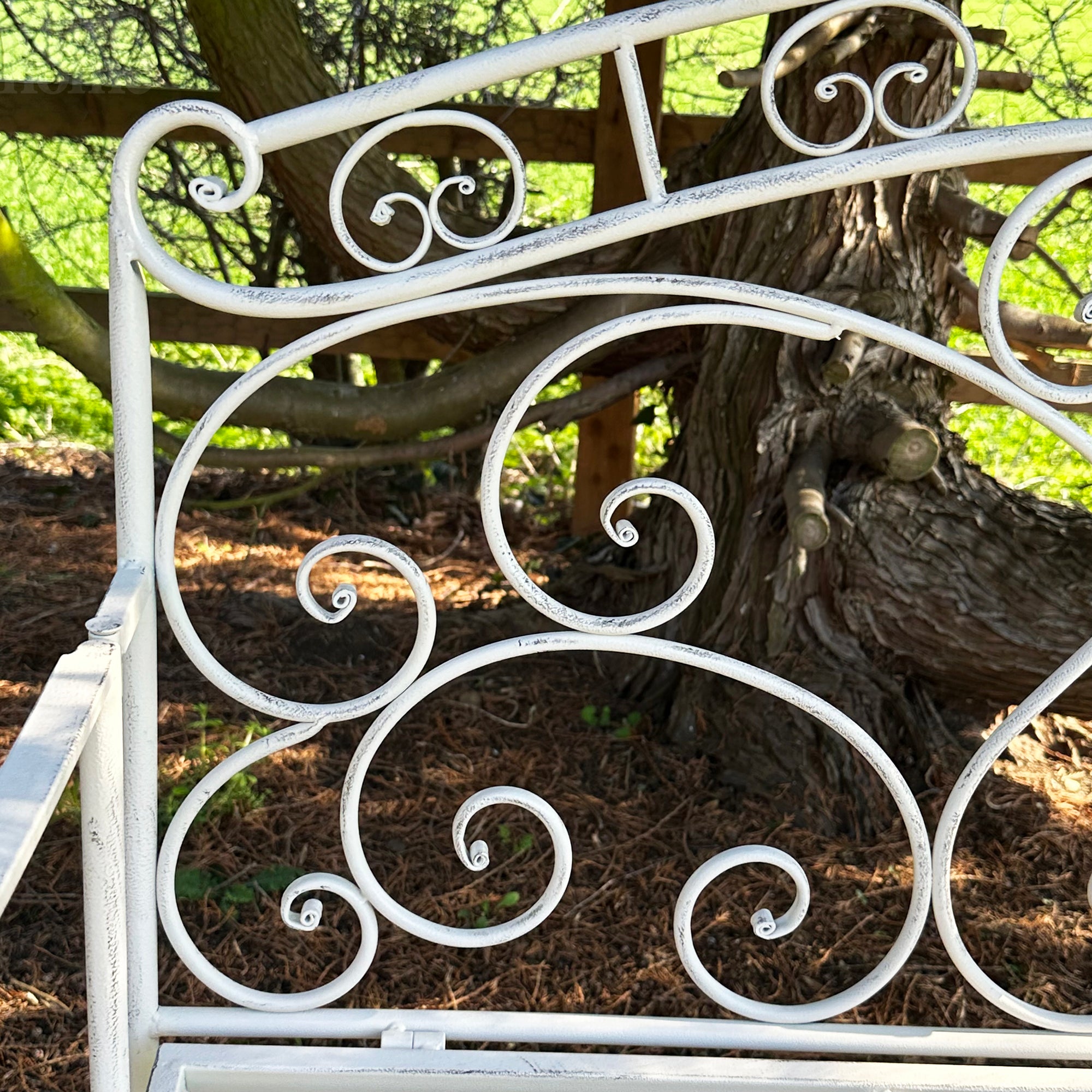 Antike weiße Gartenbank
