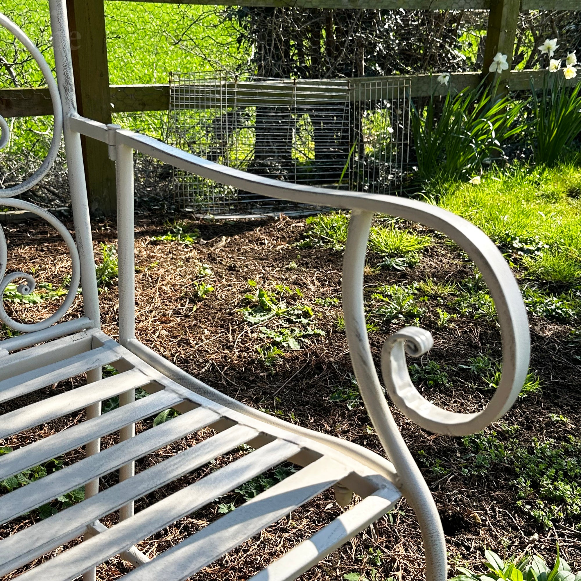 Antike weiße Gartenbank