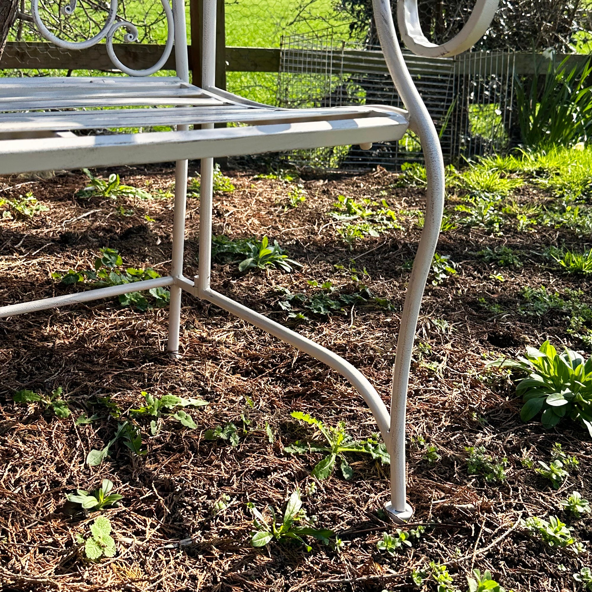 Antike weiße Gartenbank