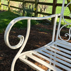 Antike weiße Gartenbank
