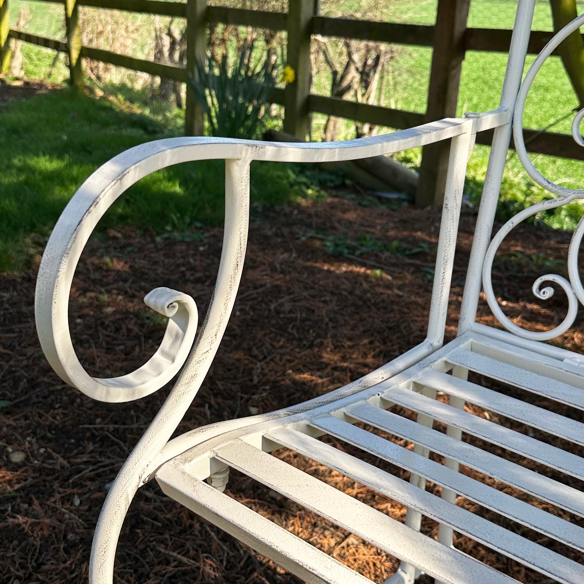 Antike weiße Gartenbank