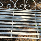 Antike weiße Gartenbank