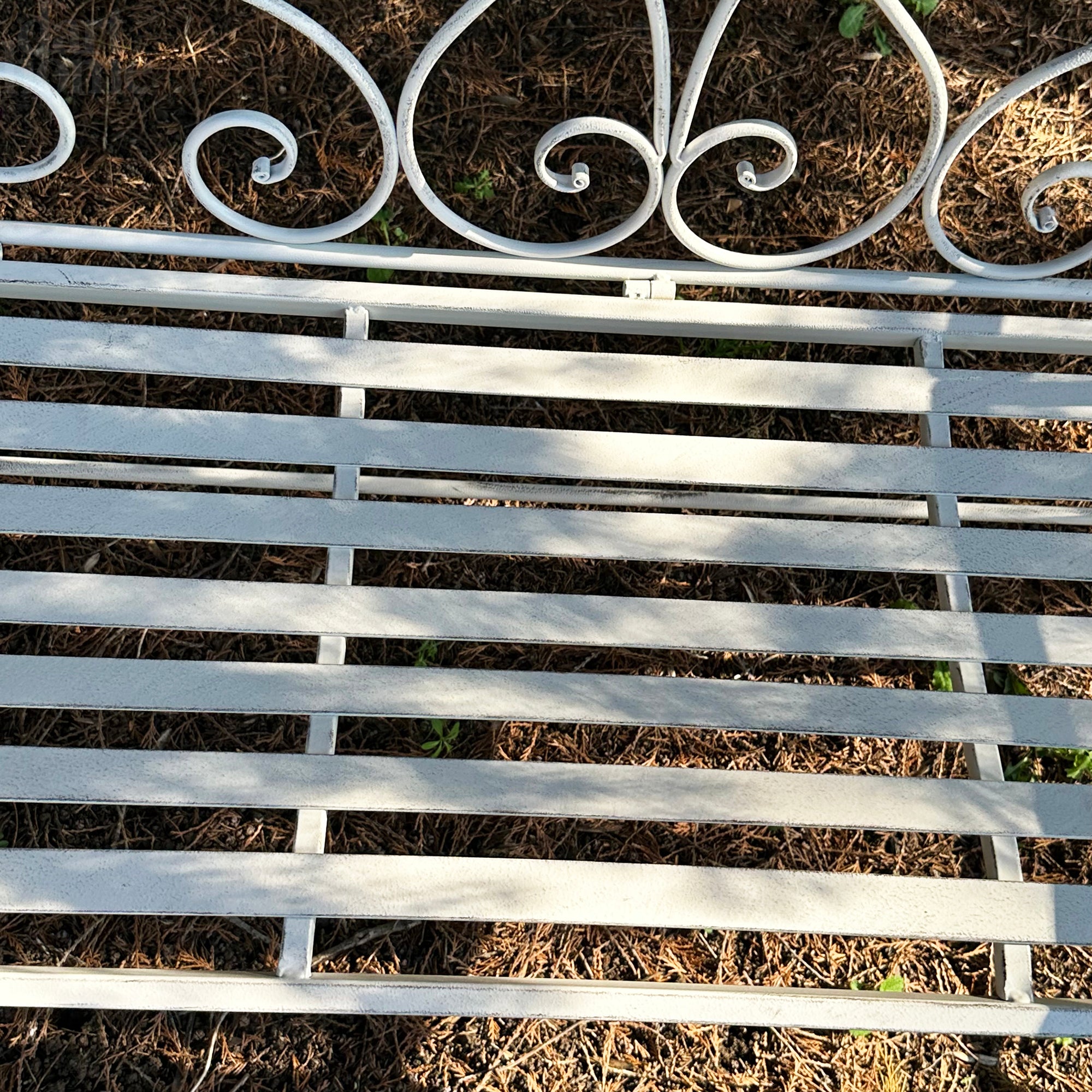 Antike weiße Gartenbank