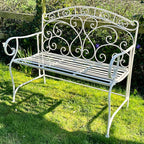Antike weiße Gartenbank