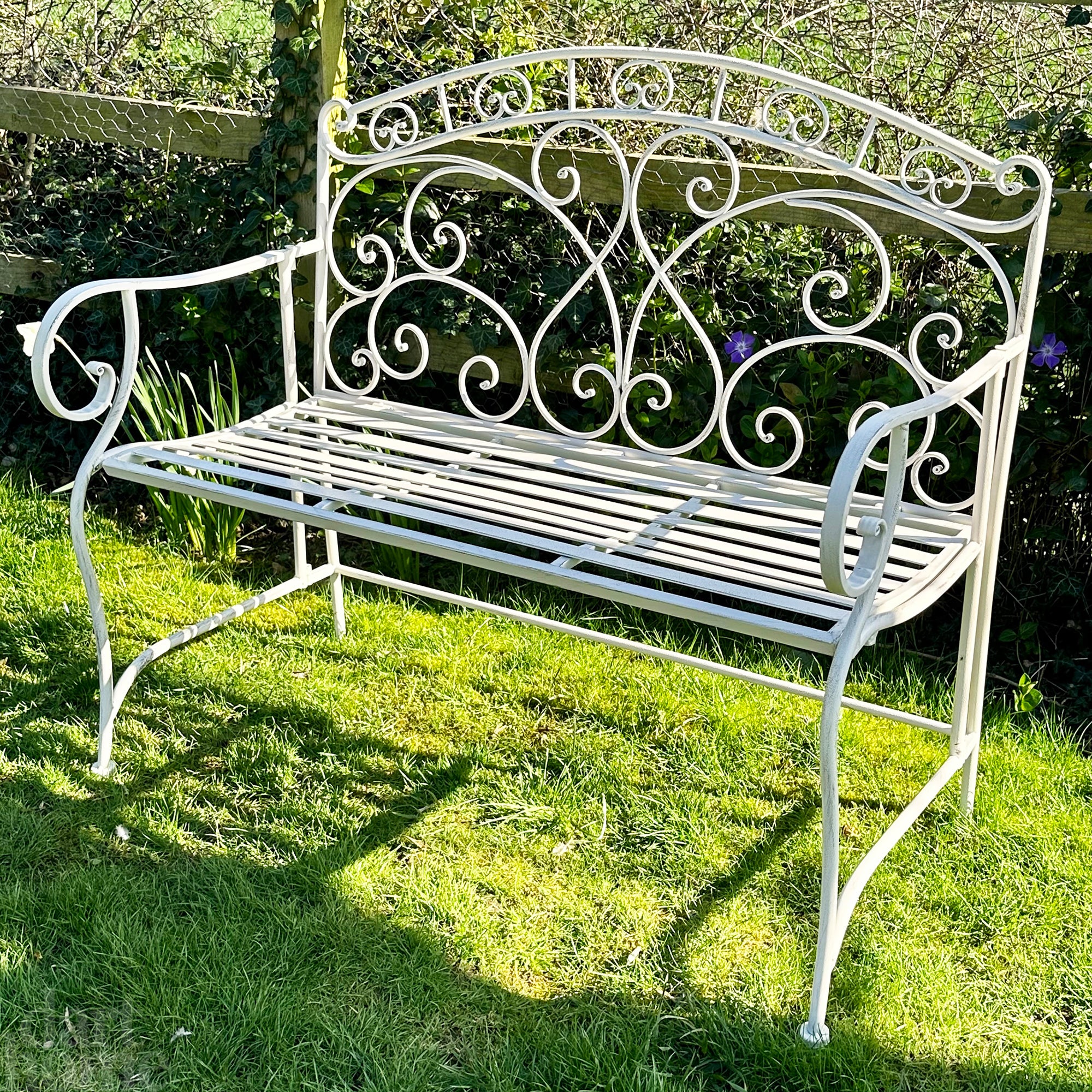 Antike weiße Gartenbank