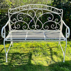Antike weiße Gartenbank
