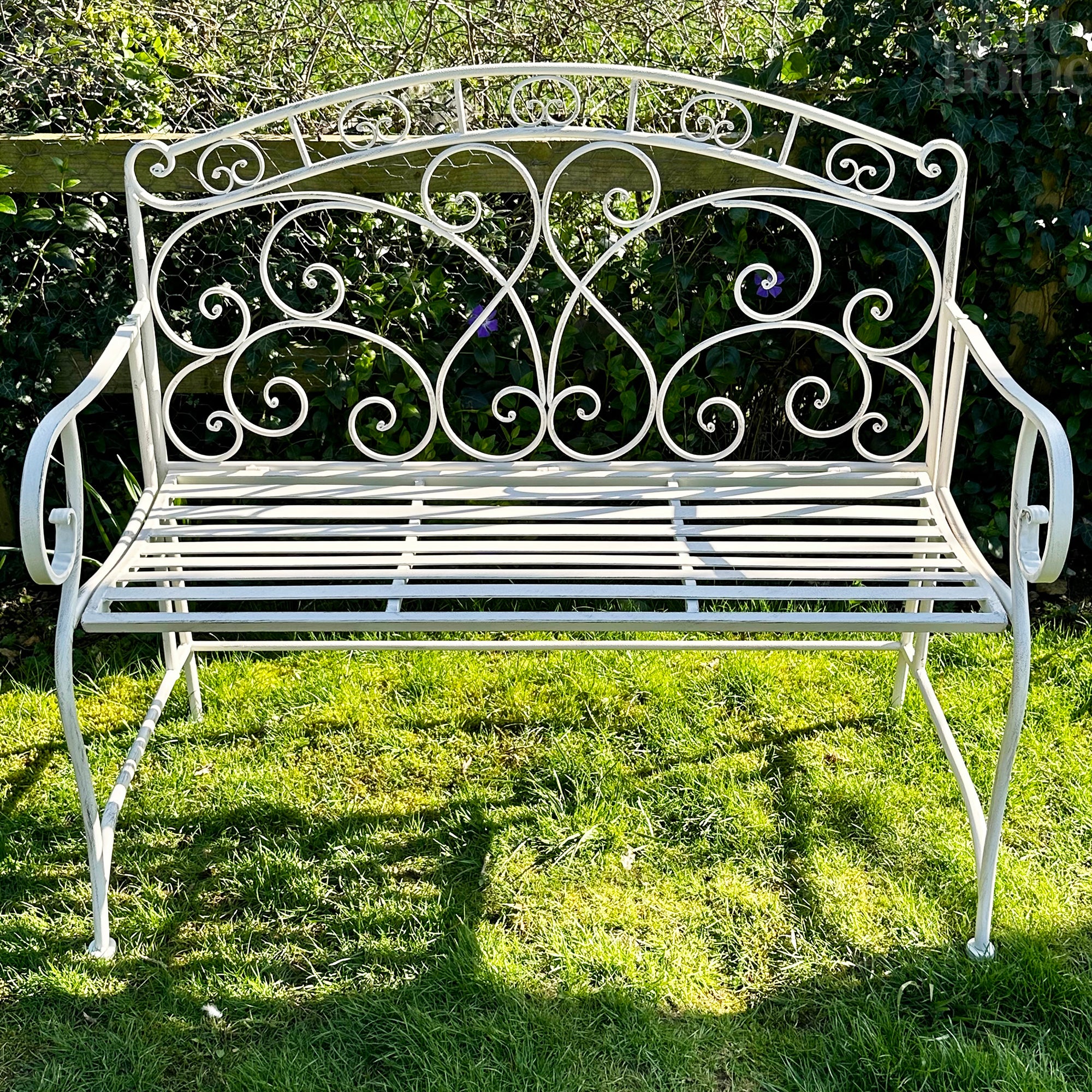 Antike weiße Gartenbank