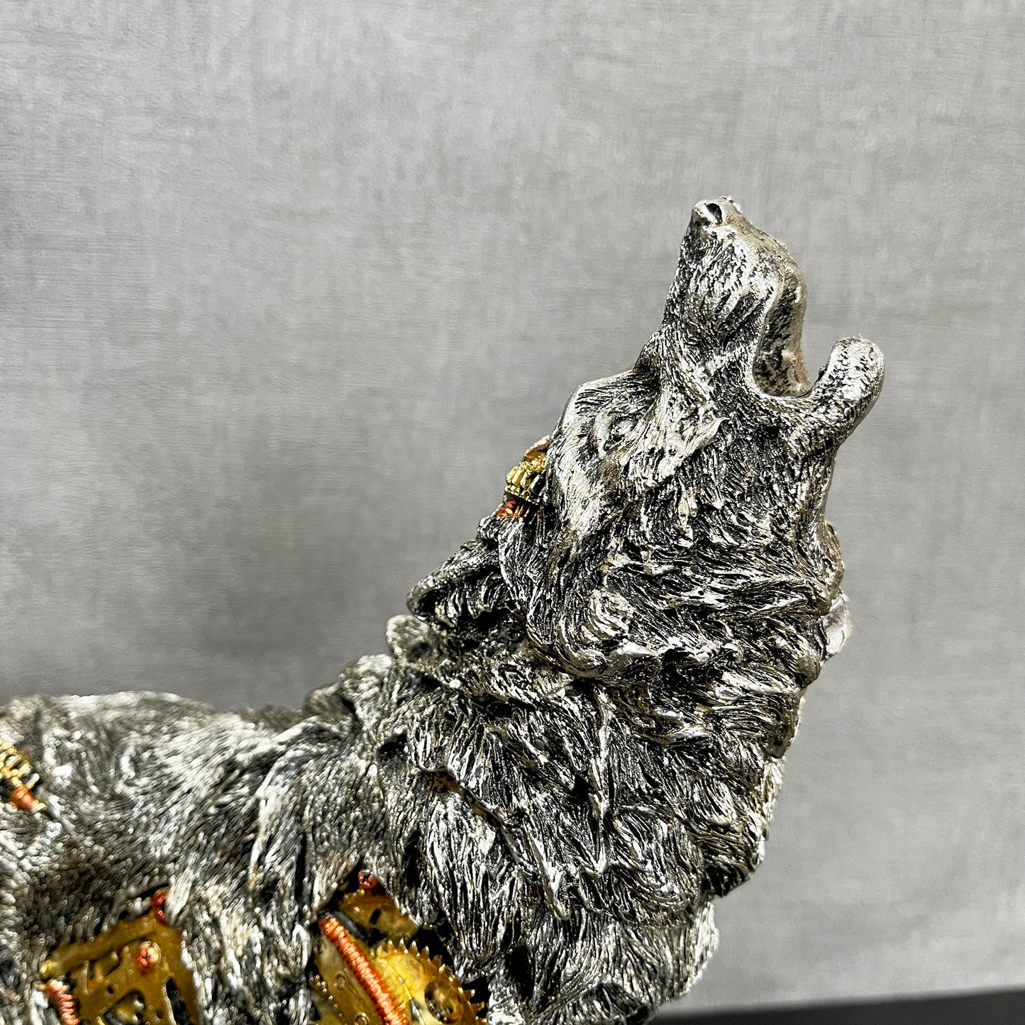 Silbernes Steampunk-Ornament mit heulendem Wolf