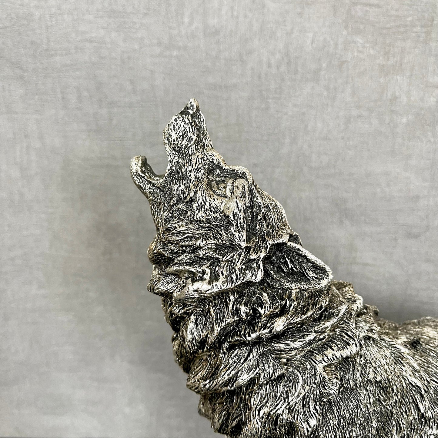 Silbernes Steampunk-Ornament mit heulendem Wolf