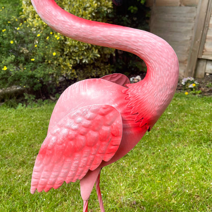 Flamingo-Gartendekoration mit dem Kopf nach oben