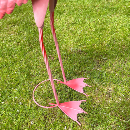 Flamingo-Gartendekoration mit dem Kopf nach oben