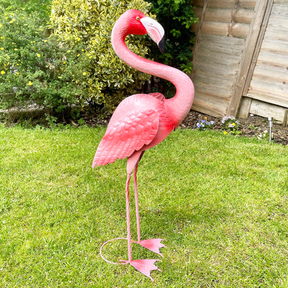 Flamingo-Gartendekoration mit dem Kopf nach oben