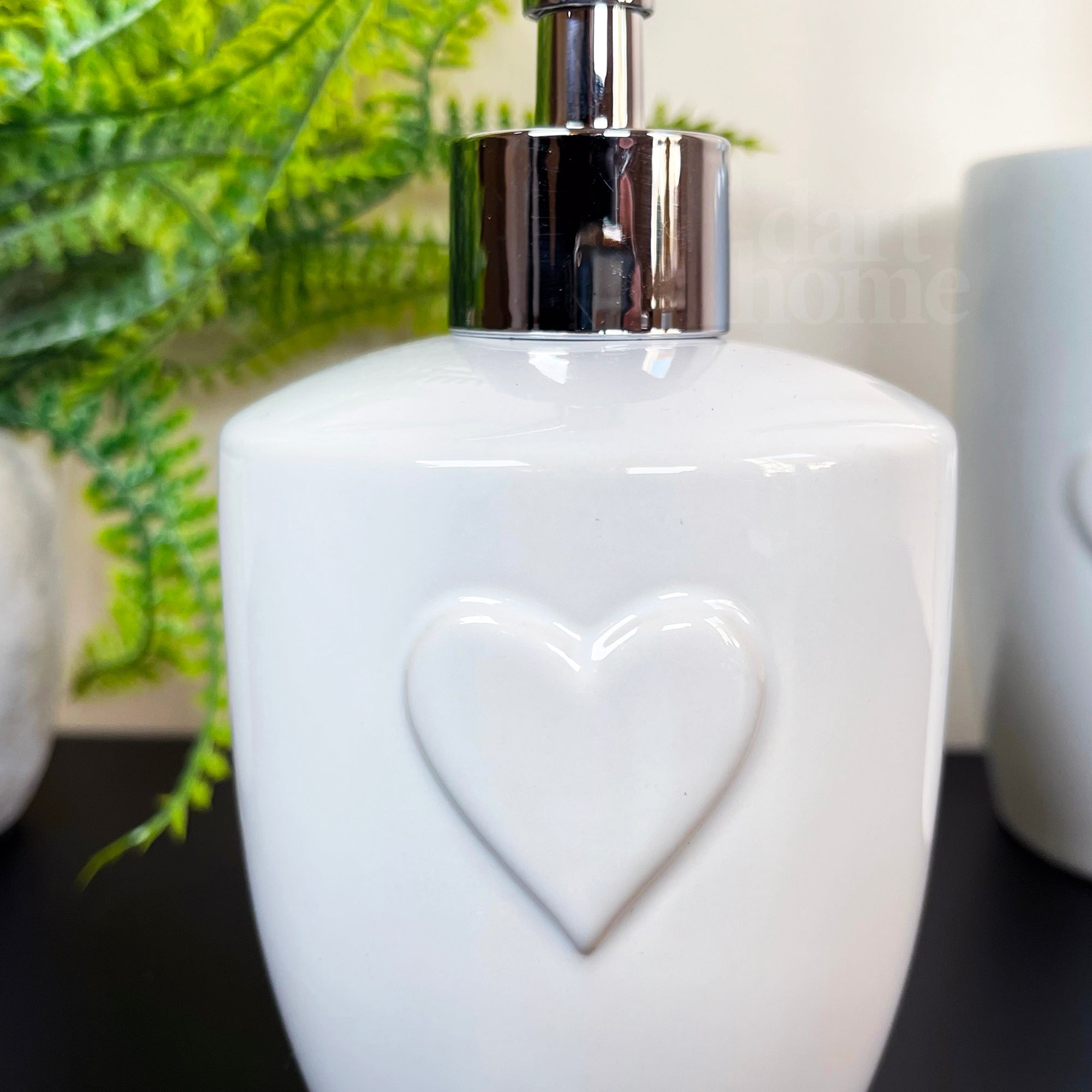 Badezimmer-Accessoires-Set „Love Heart“ in glänzendem Weiß