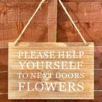 Gartenschild aus Holz – „Help Yourself to Next Doors Flowers“.