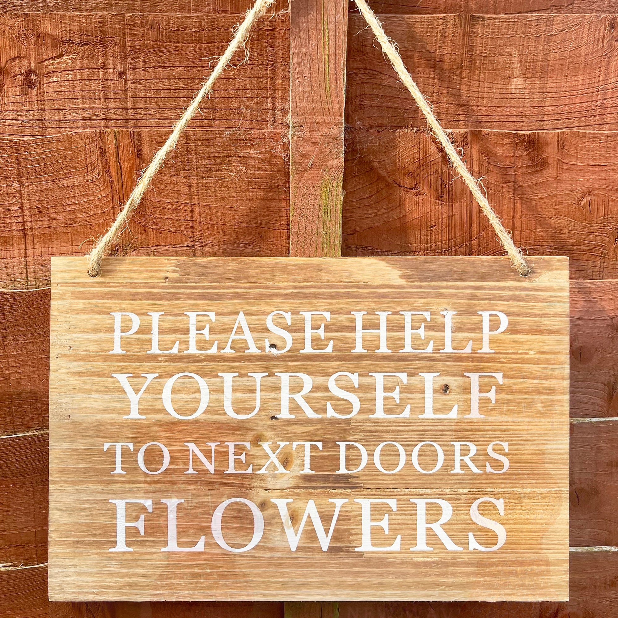 Gartenschild aus Holz – „Help Yourself to Next Doors Flowers“.