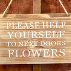 Gartenschild aus Holz – „Help Yourself to Next Doors Flowers“.
