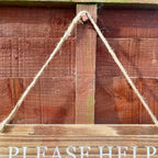 Gartenschild aus Holz – „Help Yourself to Next Doors Flowers“.