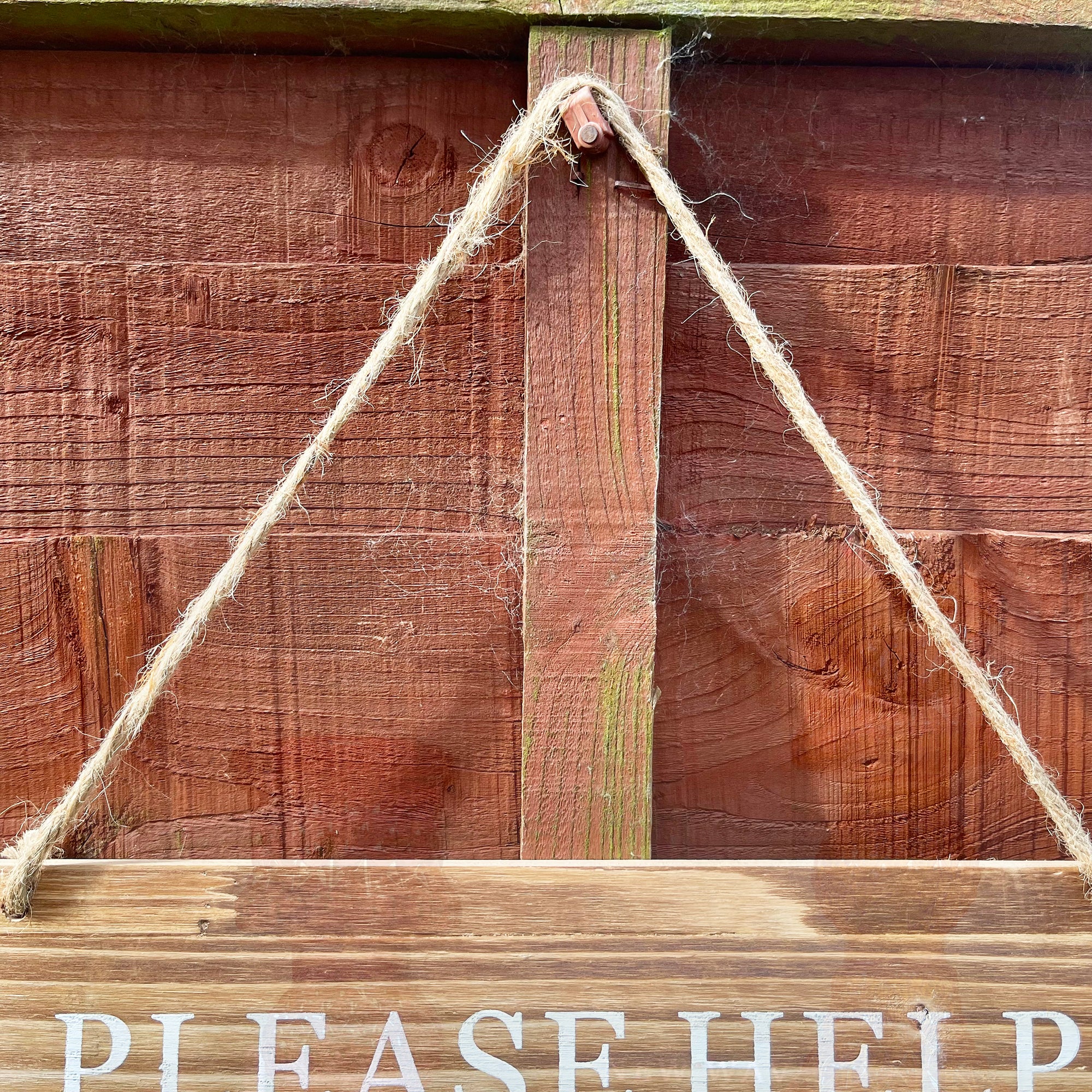 Gartenschild aus Holz – „Help Yourself to Next Doors Flowers“.