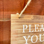 Gartenschild aus Holz – „Help Yourself to Next Doors Flowers“.